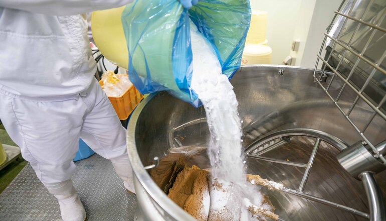 ニーダーに材料を入れている様子